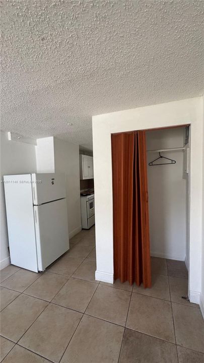 For Rent: $1,300 (0 beds, 1 baths, 1487 Square Feet)