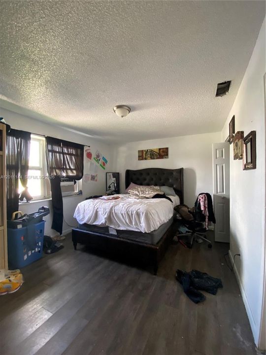 En Venta: $335,000 (4 camas, 2 baños, 1302 Pies cuadrados)