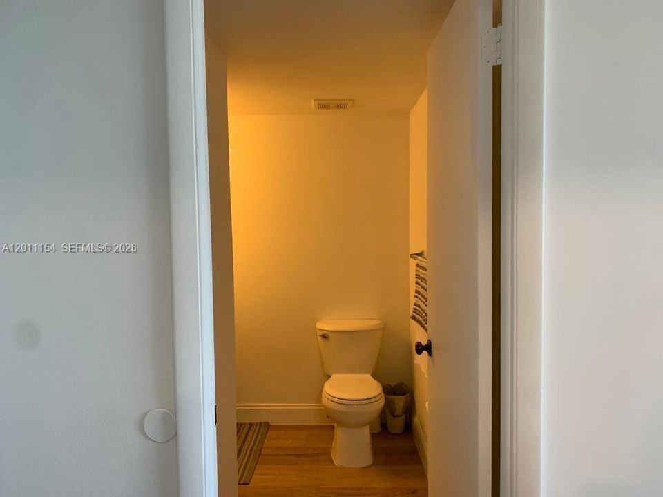 For Sale: $350,000 (1 beds, 1 baths, 828 Square Feet)