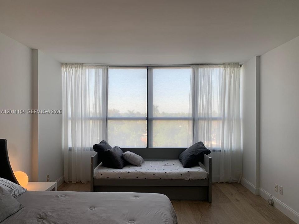For Sale: $350,000 (1 beds, 1 baths, 828 Square Feet)