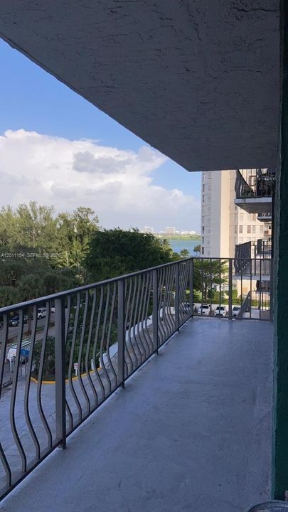 For Sale: $350,000 (1 beds, 1 baths, 828 Square Feet)