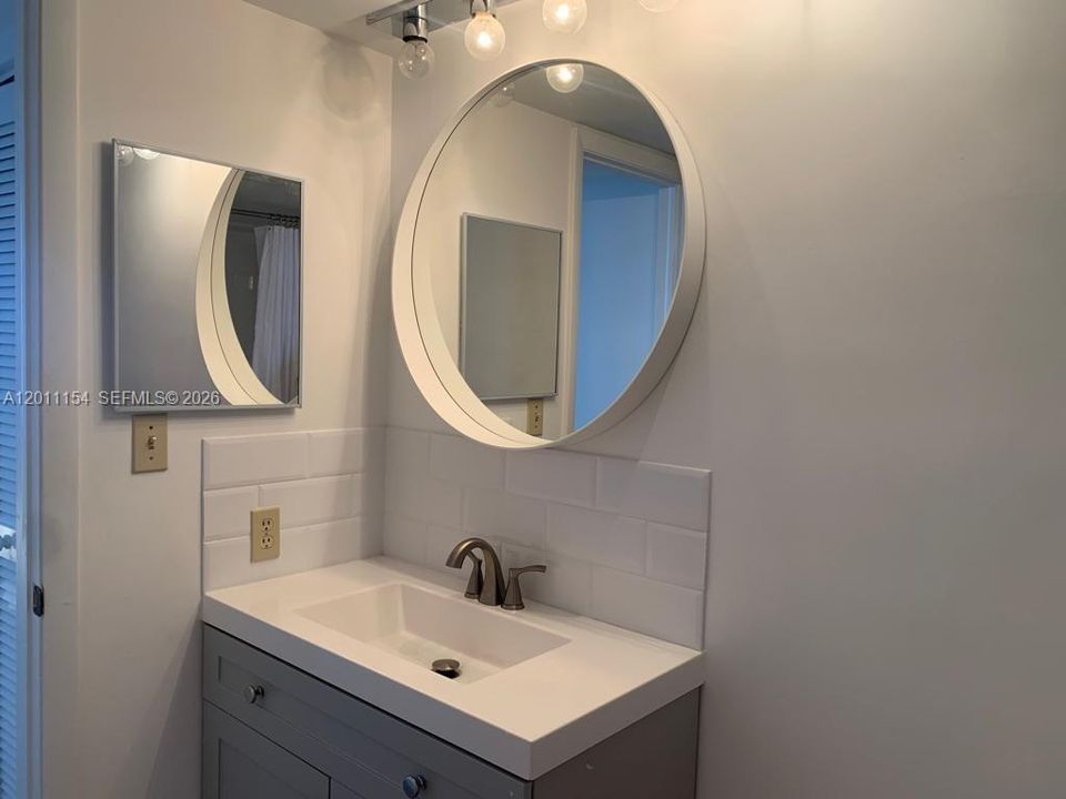 For Sale: $350,000 (1 beds, 1 baths, 828 Square Feet)