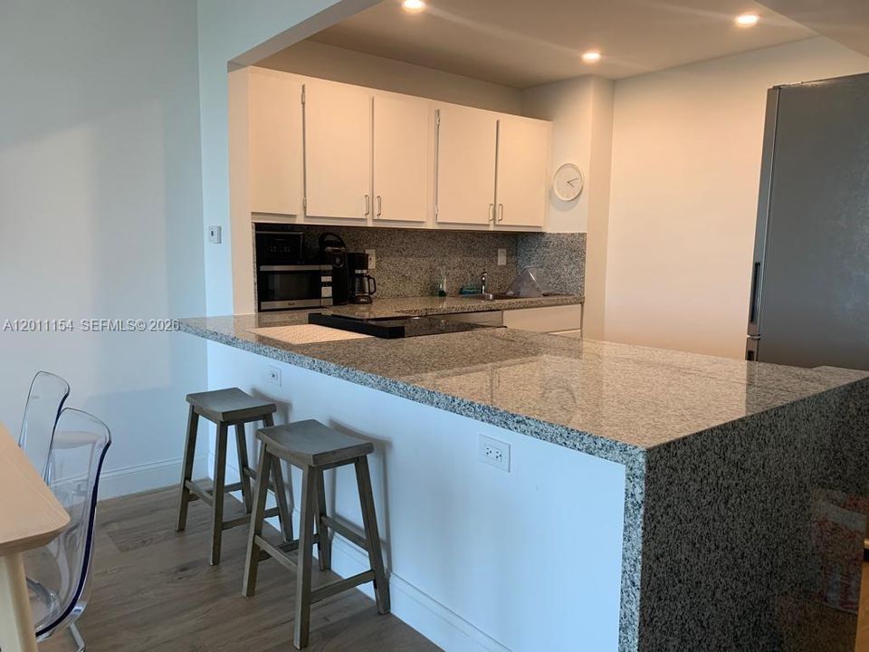For Sale: $350,000 (1 beds, 1 baths, 828 Square Feet)