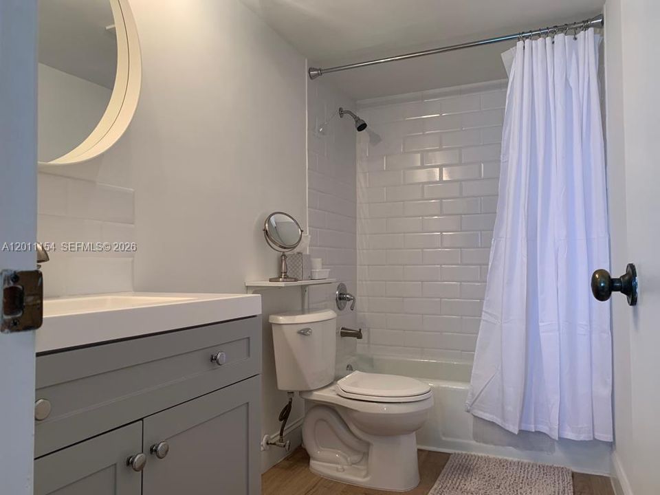 For Sale: $350,000 (1 beds, 1 baths, 828 Square Feet)