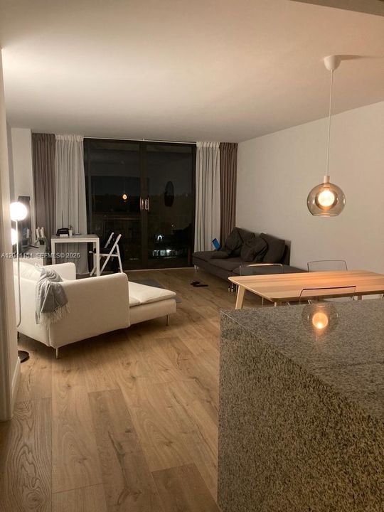 For Sale: $350,000 (1 beds, 1 baths, 828 Square Feet)