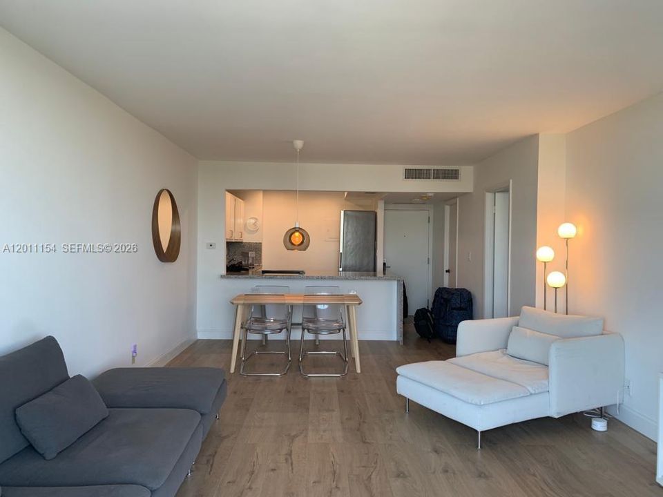 For Sale: $350,000 (1 beds, 1 baths, 828 Square Feet)