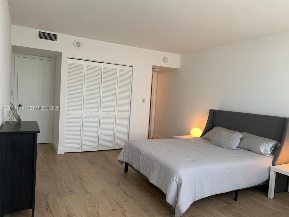 For Sale: $350,000 (1 beds, 1 baths, 828 Square Feet)
