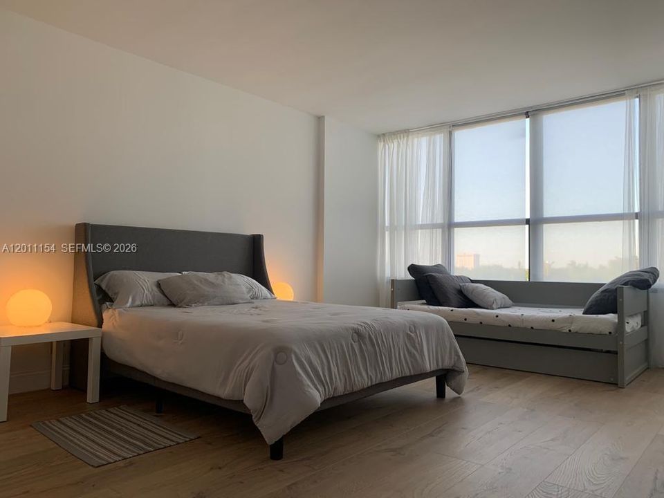 For Sale: $350,000 (1 beds, 1 baths, 828 Square Feet)