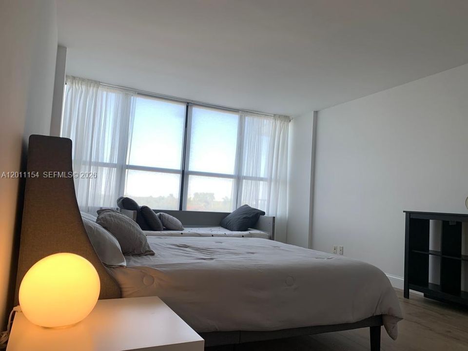 For Sale: $350,000 (1 beds, 1 baths, 828 Square Feet)