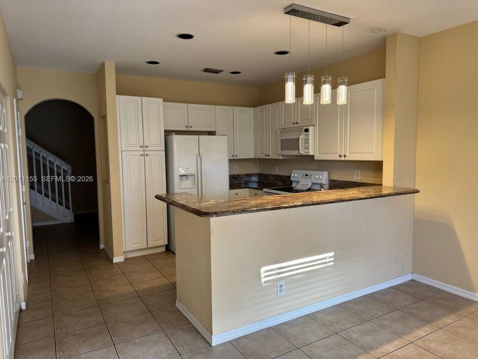 Activo con contrato: $345,000 (3 camas, 2 baños, 1574 Pies cuadrados)