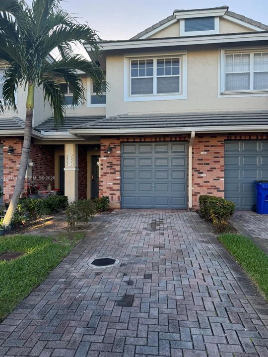 Activo con contrato: $345,000 (3 camas, 2 baños, 1574 Pies cuadrados)