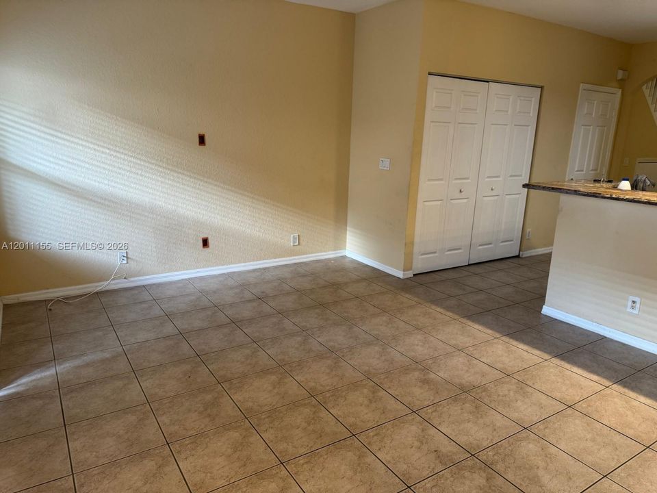 Activo con contrato: $345,000 (3 camas, 2 baños, 1574 Pies cuadrados)