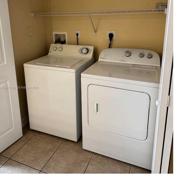 Activo con contrato: $345,000 (3 camas, 2 baños, 1574 Pies cuadrados)