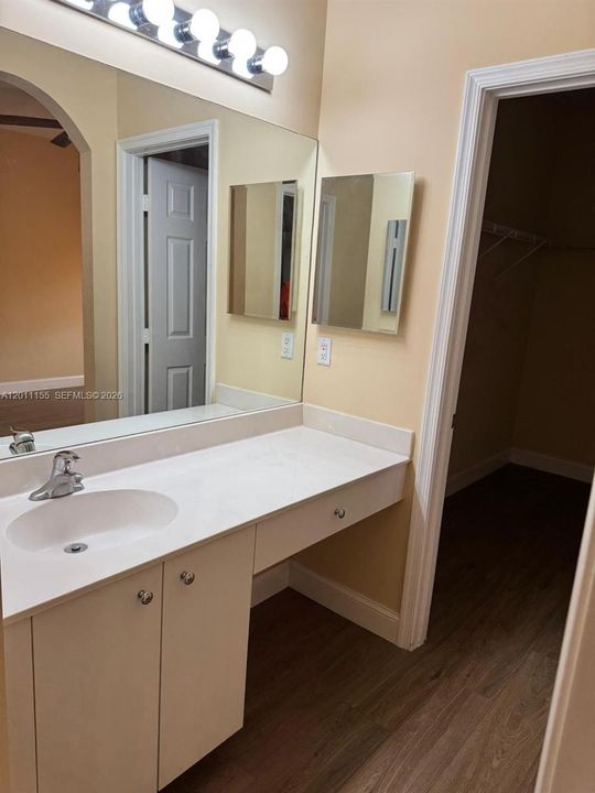 Activo con contrato: $345,000 (3 camas, 2 baños, 1574 Pies cuadrados)