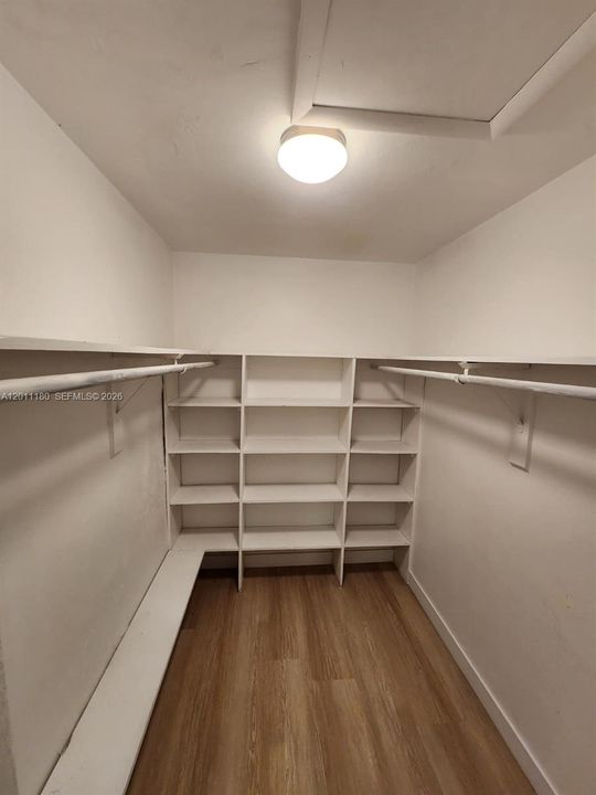 Под контрактом: $3,400 (2 спален, 2 ванн, 1060 Квадратных фут)