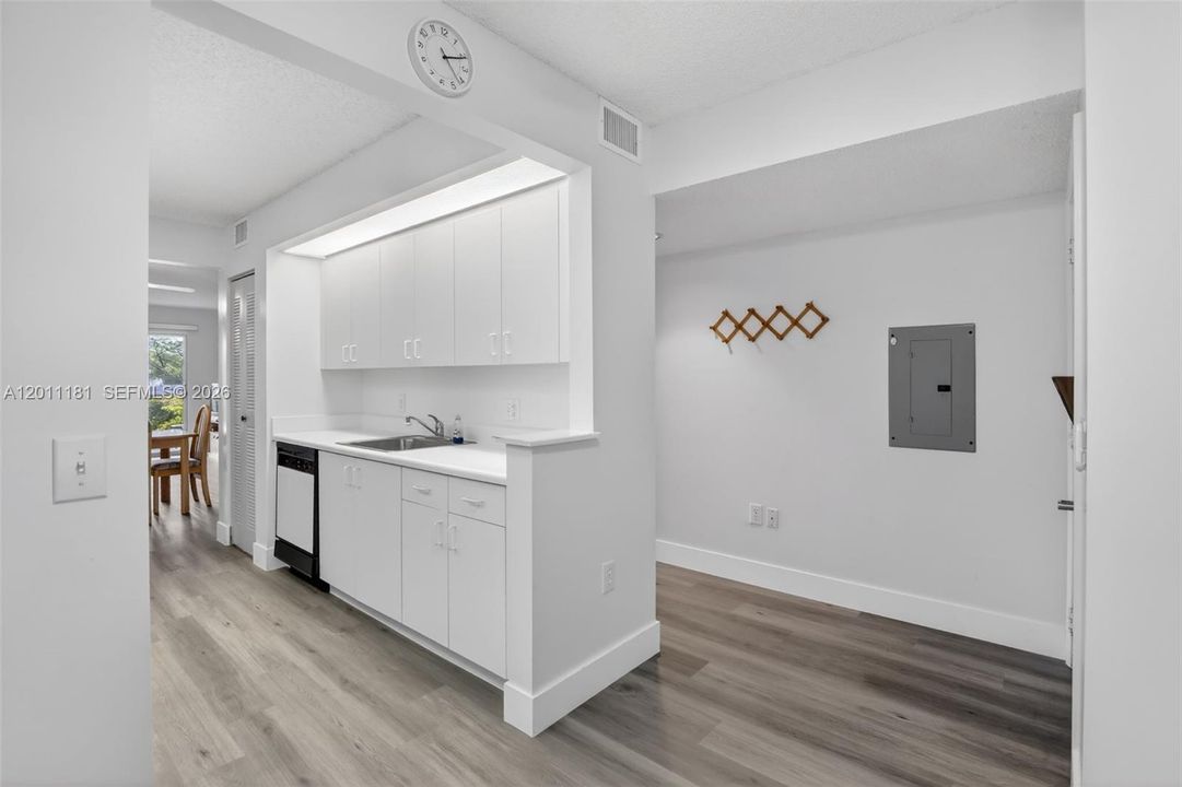 Active With Contract: $2,200 (2 beds, 2 baths, 1137 Square Feet)