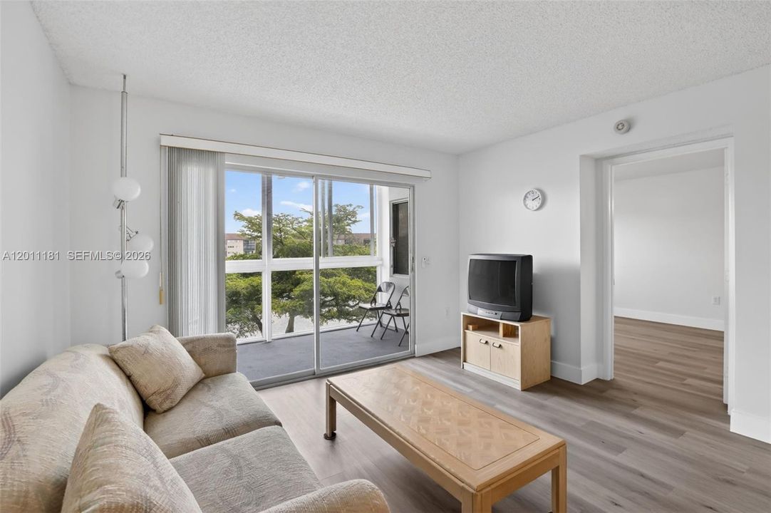 Active With Contract: $2,200 (2 beds, 2 baths, 1137 Square Feet)