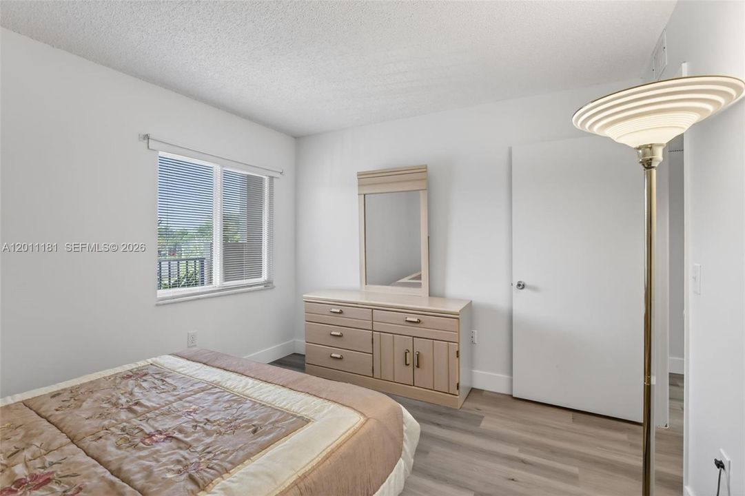 Active With Contract: $2,200 (2 beds, 2 baths, 1137 Square Feet)
