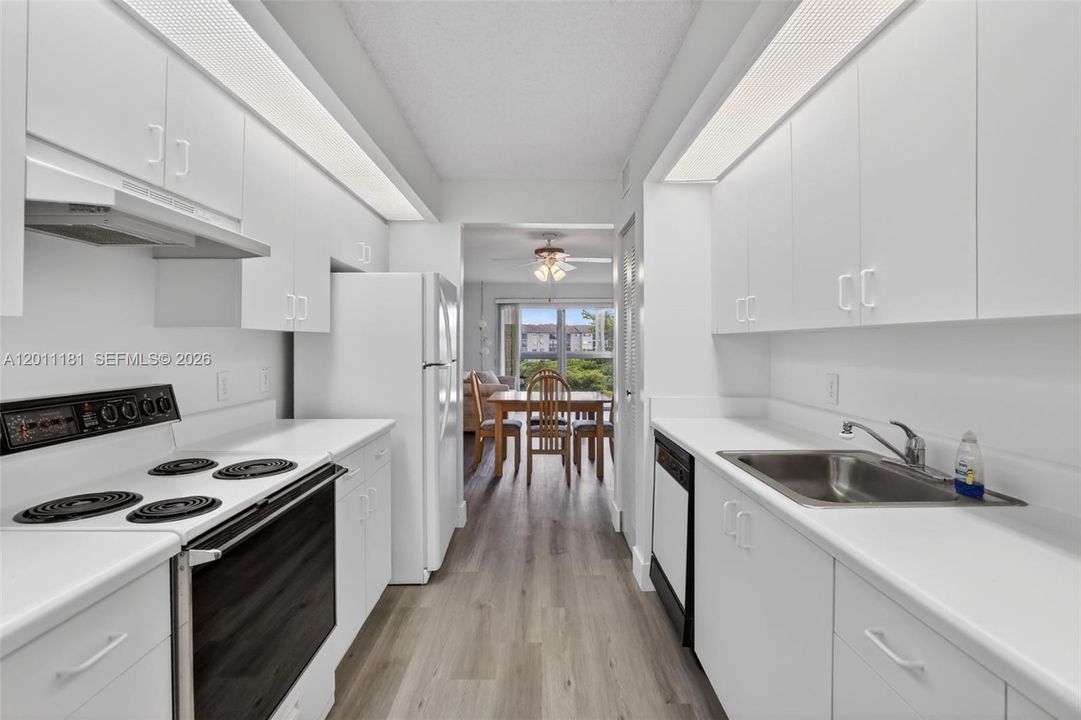 Active With Contract: $2,200 (2 beds, 2 baths, 1137 Square Feet)