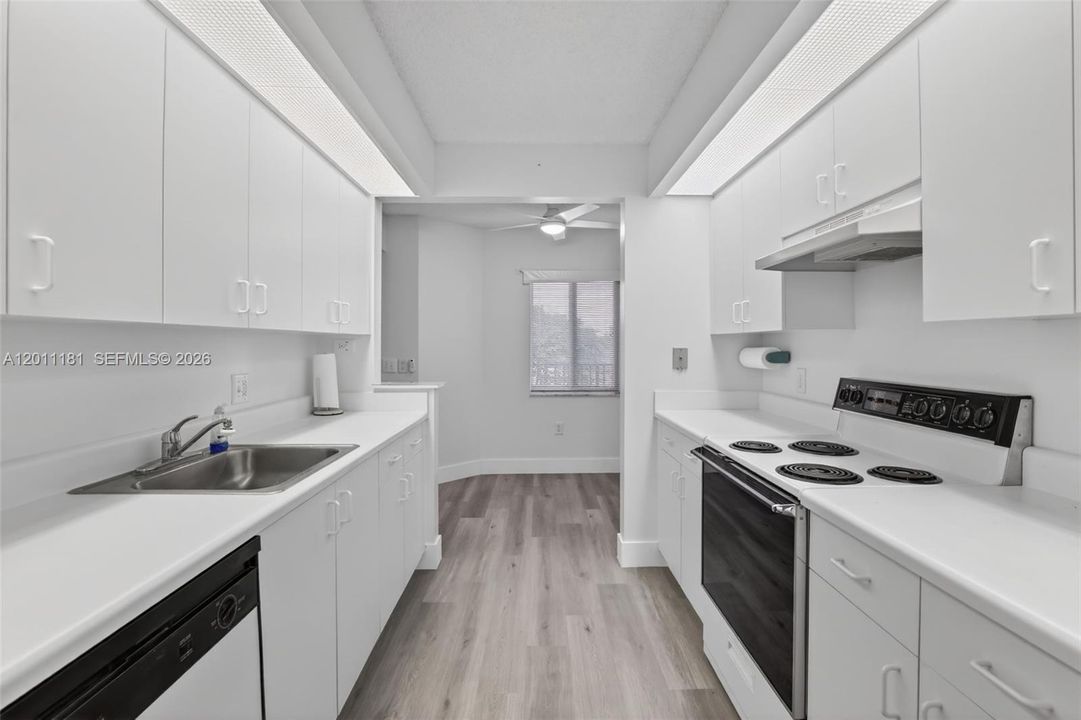 Active With Contract: $2,200 (2 beds, 2 baths, 1137 Square Feet)