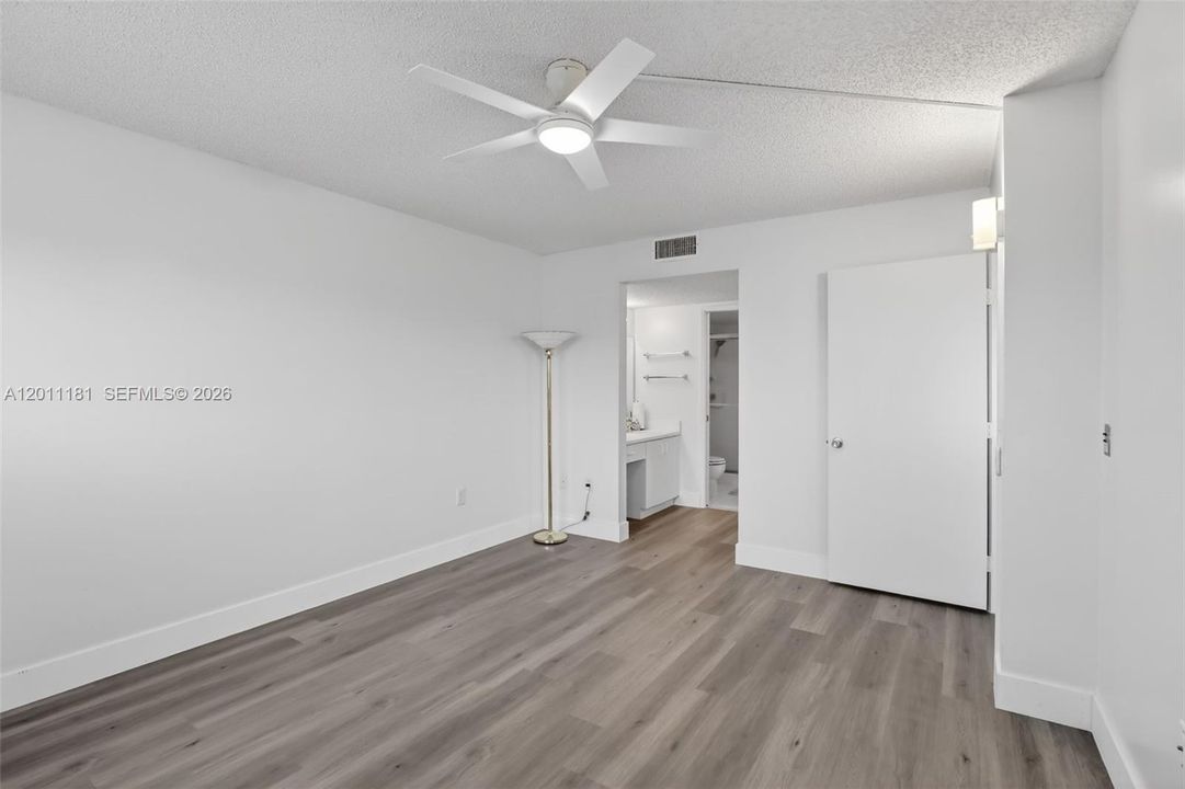 Active With Contract: $2,200 (2 beds, 2 baths, 1137 Square Feet)