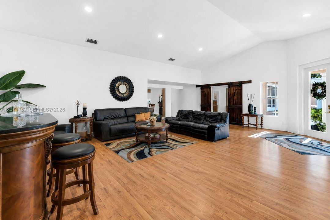 Activo con contrato: $1,250,000 (4 camas, 3 baños, 3193 Pies cuadrados)