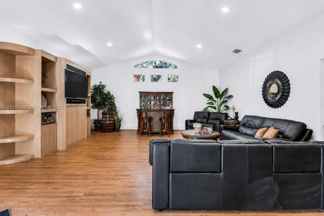 Activo con contrato: $1,250,000 (4 camas, 3 baños, 3193 Pies cuadrados)