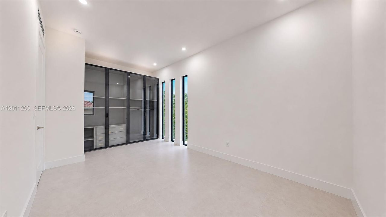 For Sale: $2,499,990 (5 beds, 4 baths, 2940 Square Feet)