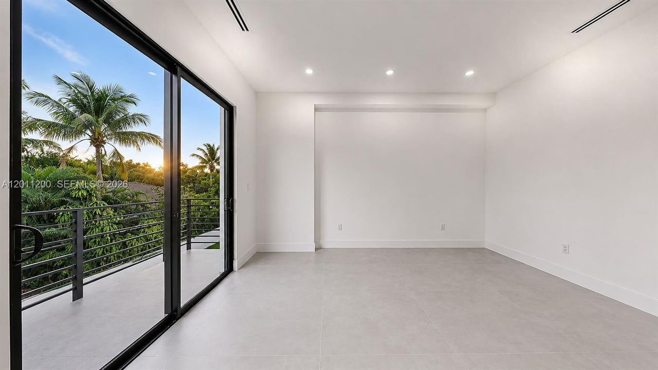 For Sale: $2,499,990 (5 beds, 4 baths, 2940 Square Feet)