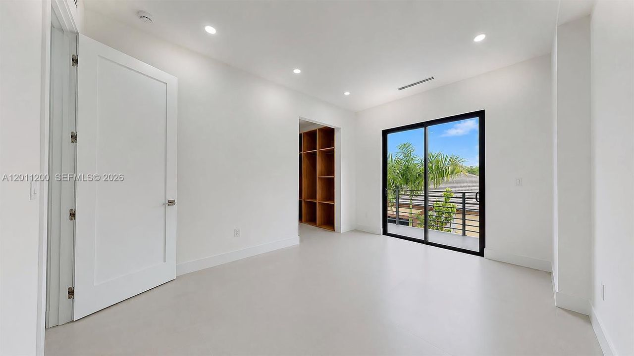 For Sale: $2,499,990 (5 beds, 4 baths, 2940 Square Feet)