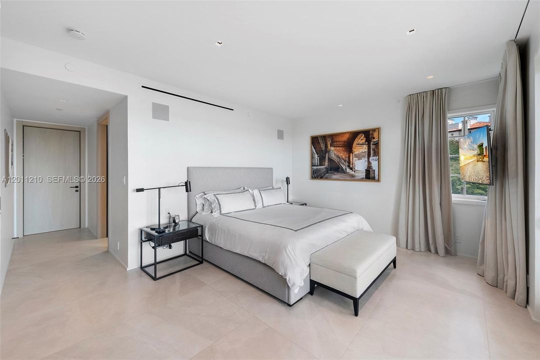 For Sale: $5,500,000 (3 beds, 3 baths, 1875 Square Feet)