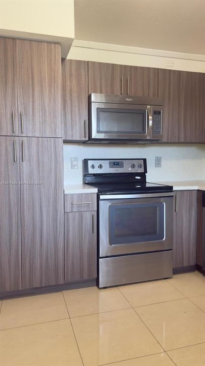 Active With Contract: $2,350 (2 beds, 2 baths, 1231 Square Feet)
