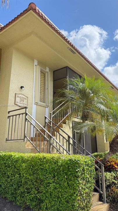 Active With Contract: $2,350 (2 beds, 2 baths, 1231 Square Feet)