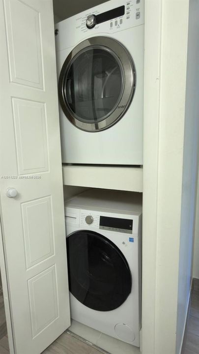 Active With Contract: $2,350 (2 beds, 2 baths, 1231 Square Feet)