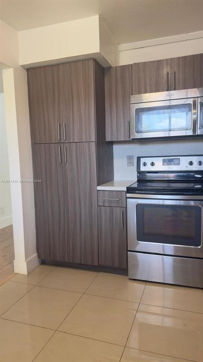 Active With Contract: $2,350 (2 beds, 2 baths, 1231 Square Feet)