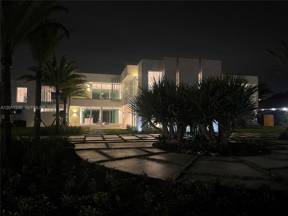 For Sale: $12,999,000 (6 beds, 7 baths, 9035 Square Feet)
