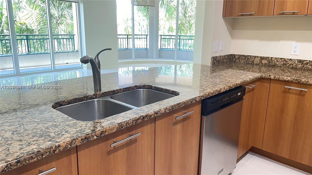 Activo con contrato: $3,600 (3 camas, 2 baños, 1495 Pies cuadrados)