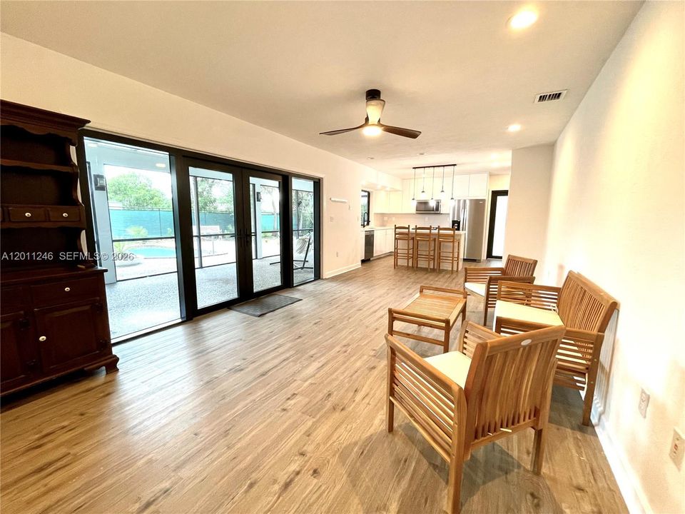 Recientemente alquilado: $5,600 (3 camas, 2 baños, 2393 Pies cuadrados)