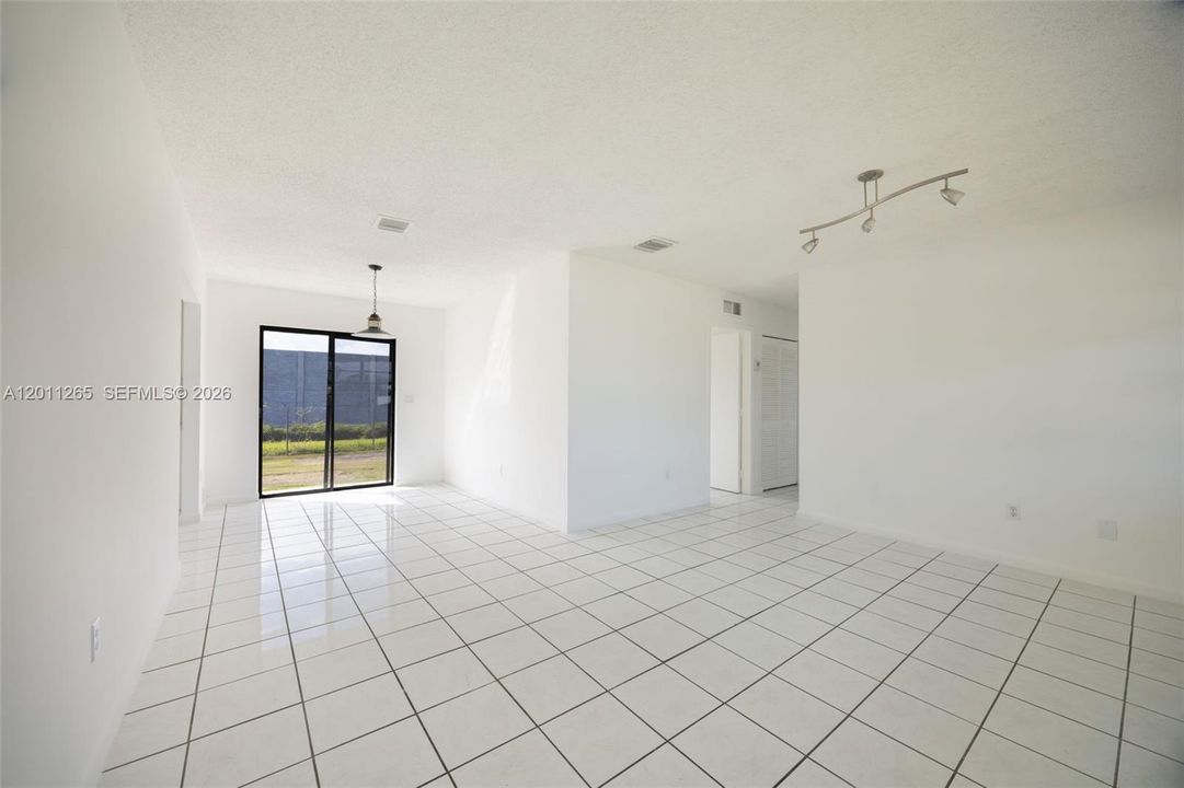 En Venta: $495,000 (4 camas, 2 baños, 1216 Pies cuadrados)