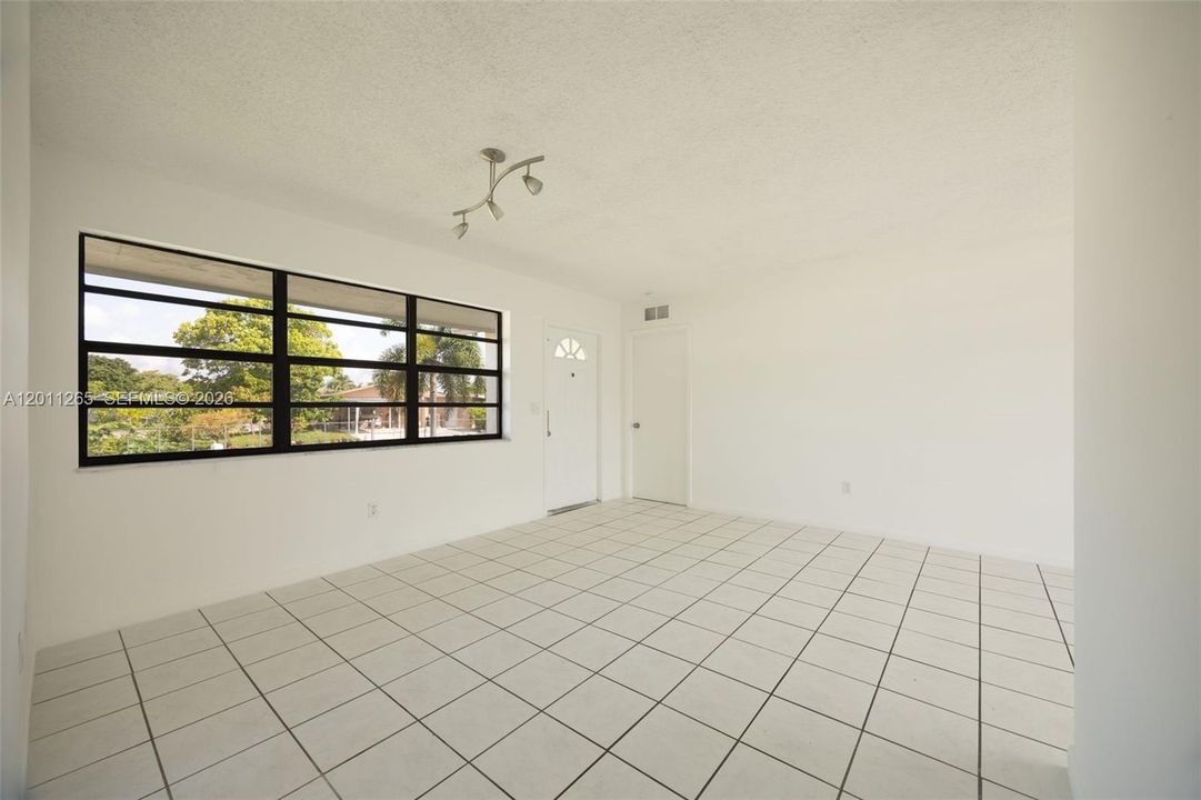 En Venta: $495,000 (4 camas, 2 baños, 1216 Pies cuadrados)