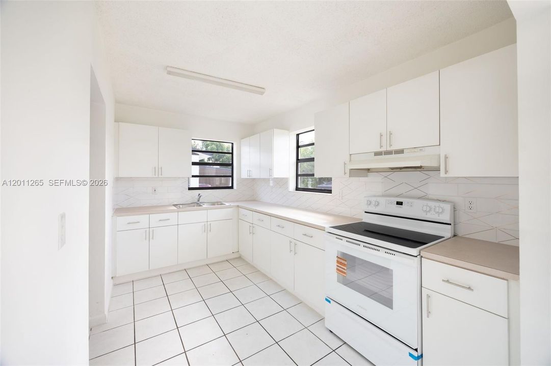 En Venta: $495,000 (4 camas, 2 baños, 1216 Pies cuadrados)