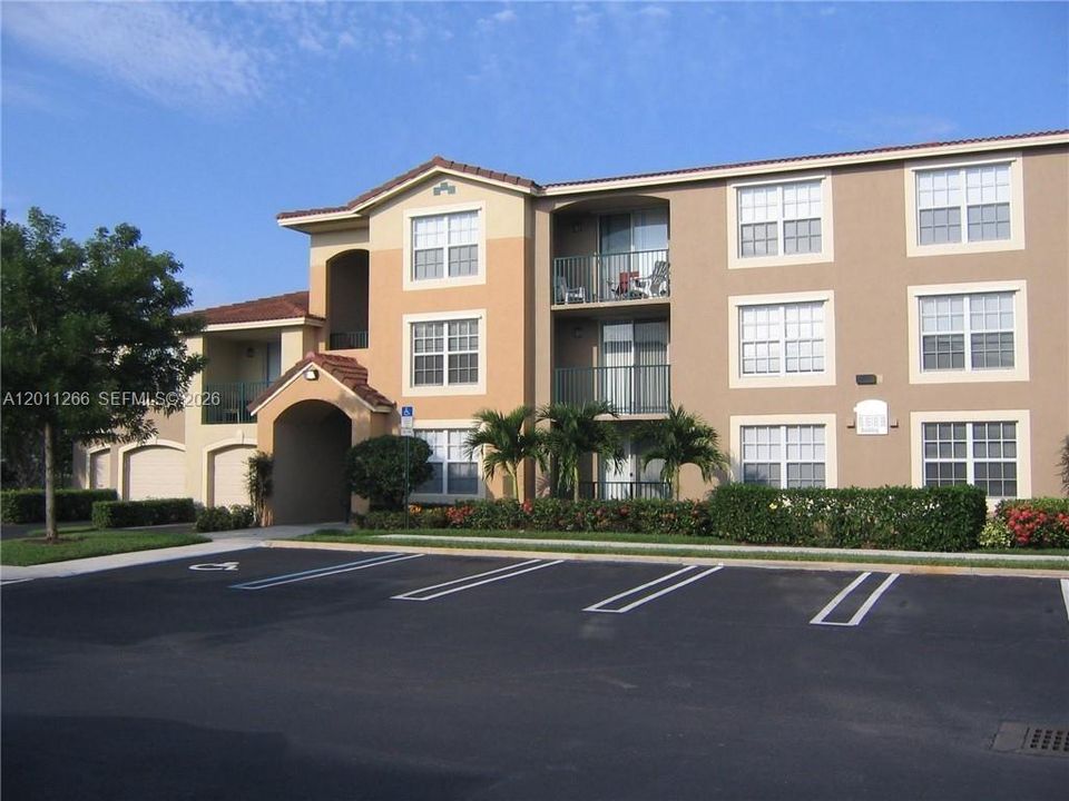 For Rent: $2,000 (2 beds, 2 baths, 1079 Square Feet)