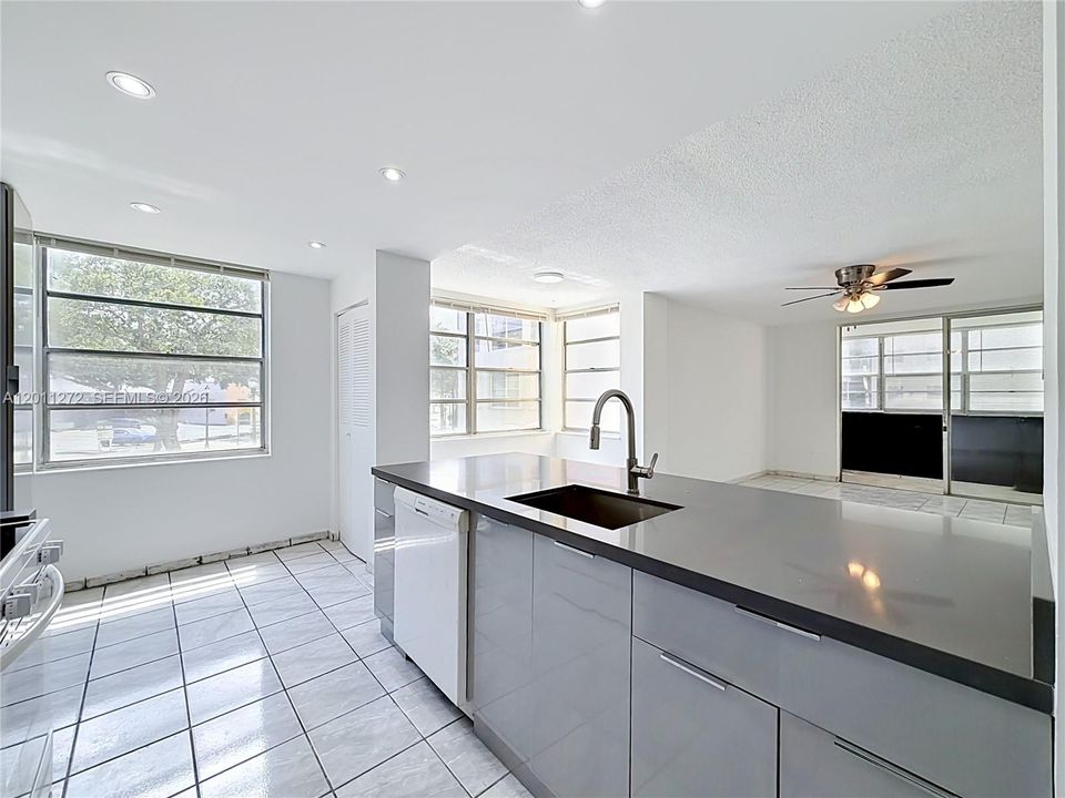 For Sale: $210,000 (2 beds, 2 baths, 1166 Square Feet)