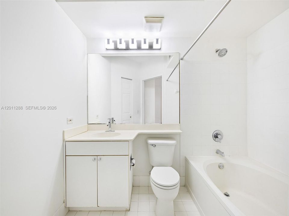 For Sale: $425,000 (2 beds, 2 baths, 1024 Square Feet)