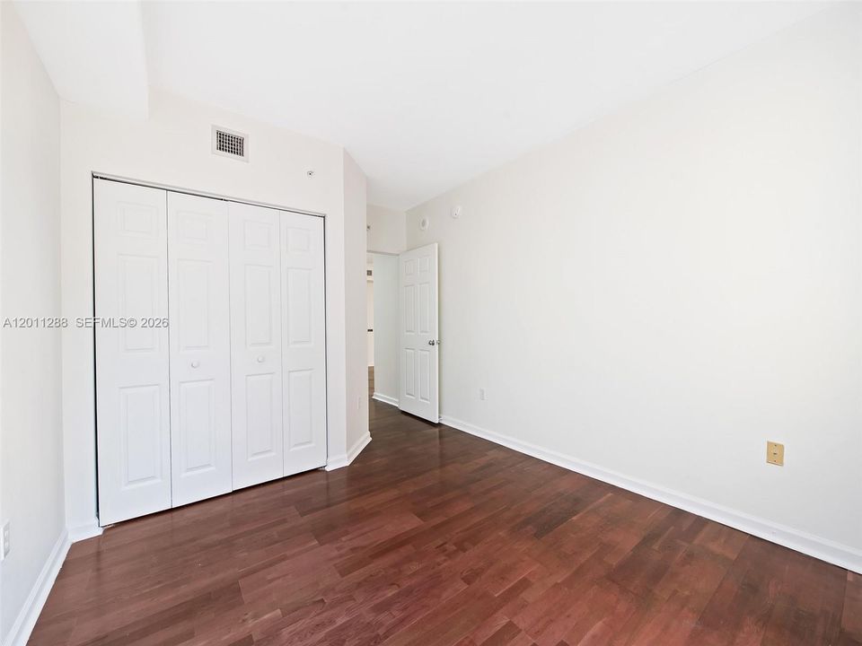 For Sale: $425,000 (2 beds, 2 baths, 1024 Square Feet)