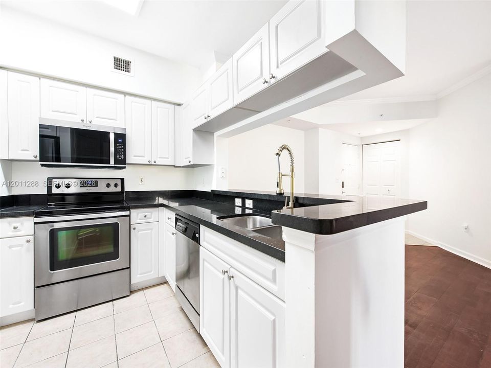 For Sale: $425,000 (2 beds, 2 baths, 1024 Square Feet)