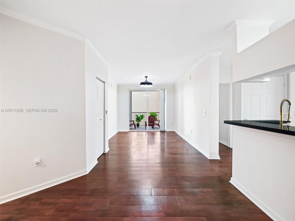 For Sale: $425,000 (2 beds, 2 baths, 1024 Square Feet)