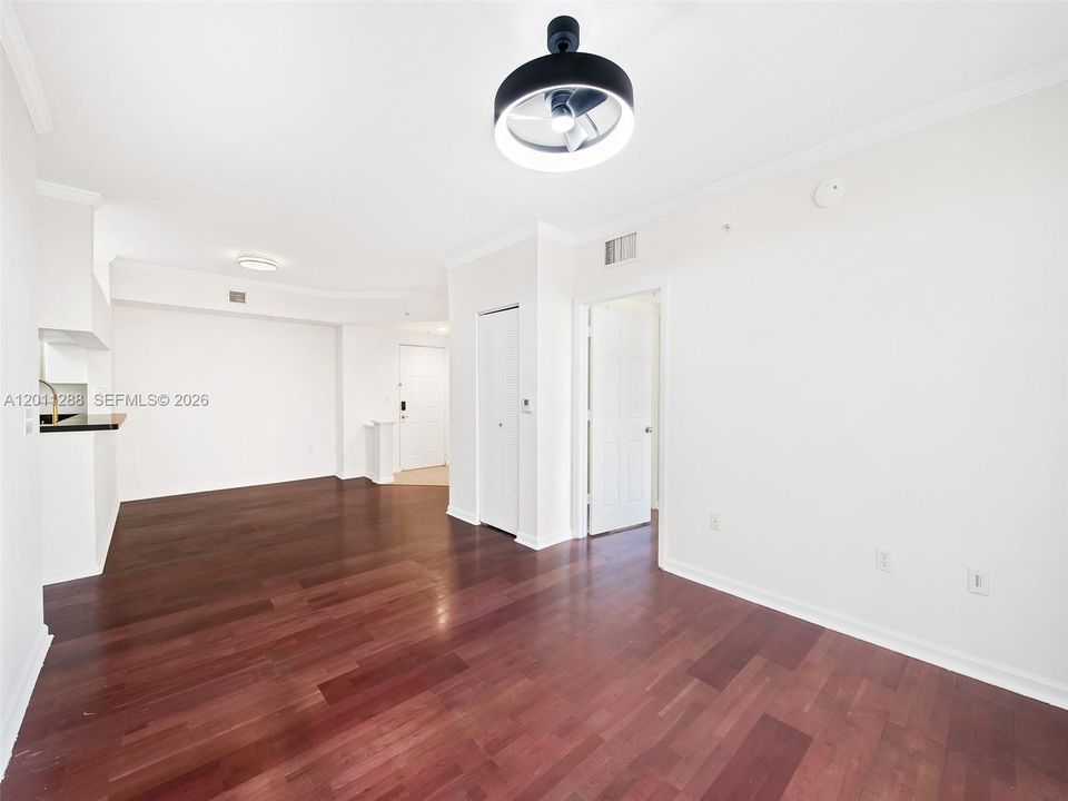For Sale: $425,000 (2 beds, 2 baths, 1024 Square Feet)