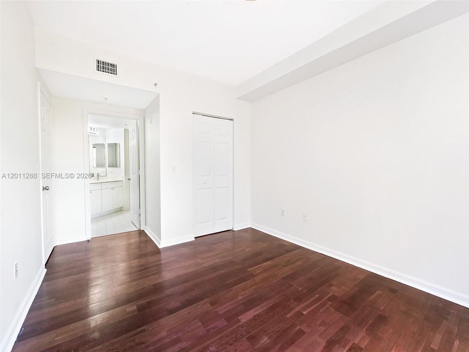 For Sale: $425,000 (2 beds, 2 baths, 1024 Square Feet)