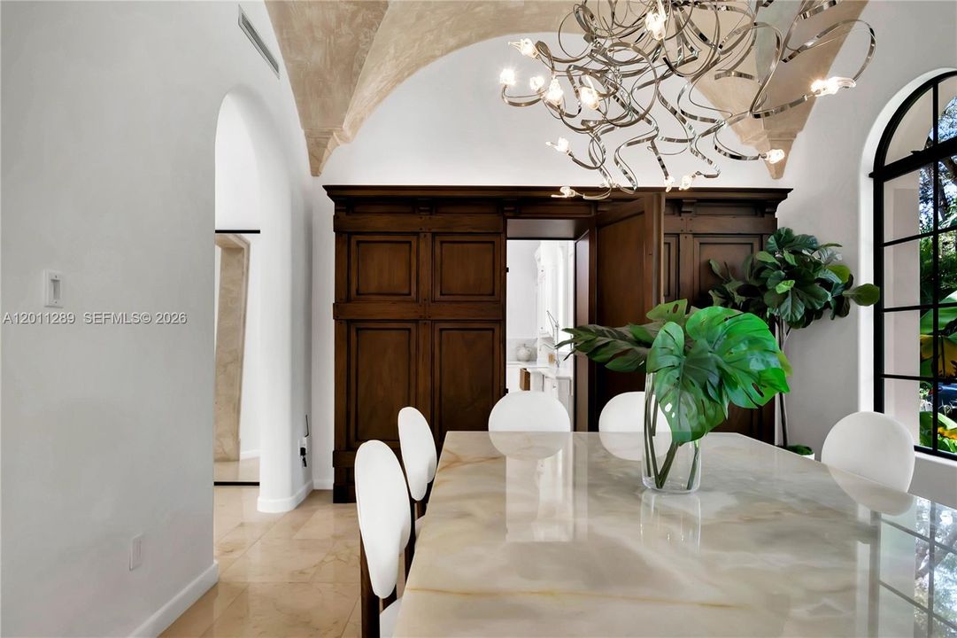 Recently Sold: $12,850,000 (7 beds, 6 baths, 6702 Square Feet)